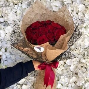 بوكيه هاند ورد احمر جوري ولفه بيج واسود