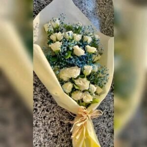 بوكيه هاند ورد جوري ابيض وبيبي فلاور ازرق