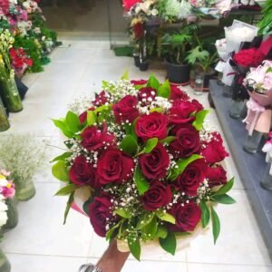 بوكيه هاند ورد جوري احمر وبيبي فلاور ابيض وخضرا