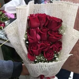 بوكيه هاند ورد جوري احمر وبيبي فلاور ولفه خيش اوف وايت