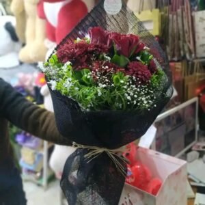 بوكيه هاند ورد جوري احمر وكرازنتم نبيتي ولفه سودا